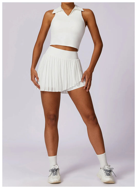 Conjunto Fitness com Cropped Gola Polo e Saia Shorts Plissada