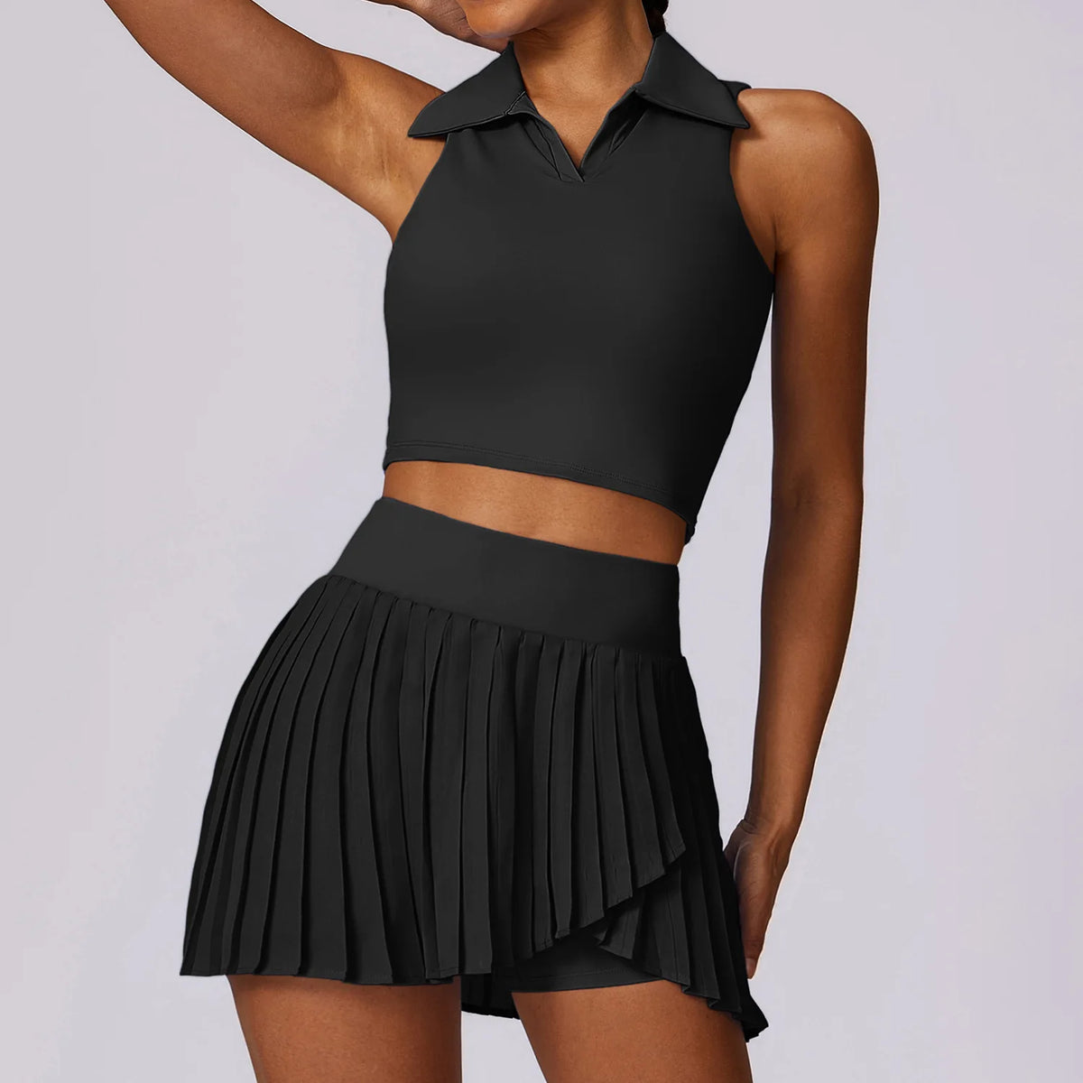 Conjunto Fitness com Cropped Gola Polo e Saia Shorts Plissada