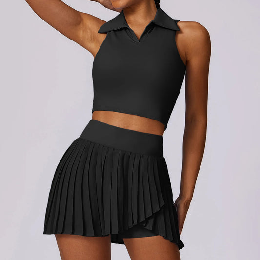 Conjunto Fitness com Cropped Gola Polo e Saia Shorts Plissada