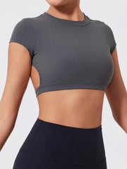 Cropped Fitness com Costas Abertas e Manga Curta – Alça Fixa e Estilo Bold
