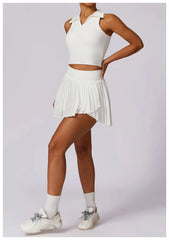 Conjunto Fitness com Cropped Gola Polo e Saia Shorts Plissada