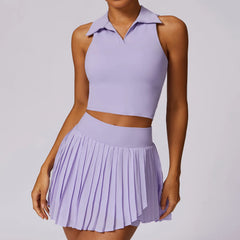 Conjunto Fitness com Cropped Gola Polo e Saia Shorts Plissada