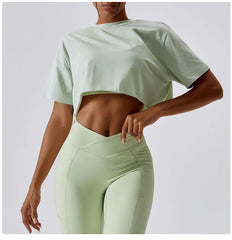 Cropped Fitness com Manga Curta e Caimento Solto