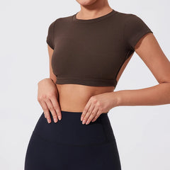 Cropped Fitness com Costas Abertas e Manga Curta – Alça Fixa e Estilo Bold