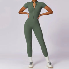 Macacão Esportivo Feminino com Fecho Frontal – Manga Curta e Cintura Marcada