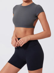 Cropped Fitness com Costas Abertas e Manga Curta – Alça Fixa e Estilo Bold