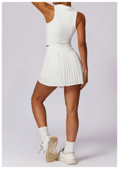 Conjunto Fitness com Cropped Gola Polo e Saia Shorts Plissada