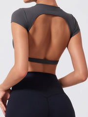 Cropped Fitness com Costas Abertas e Manga Curta – Alça Fixa e Estilo Bold